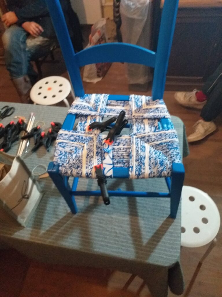 Rempaillage de la chaise bleue