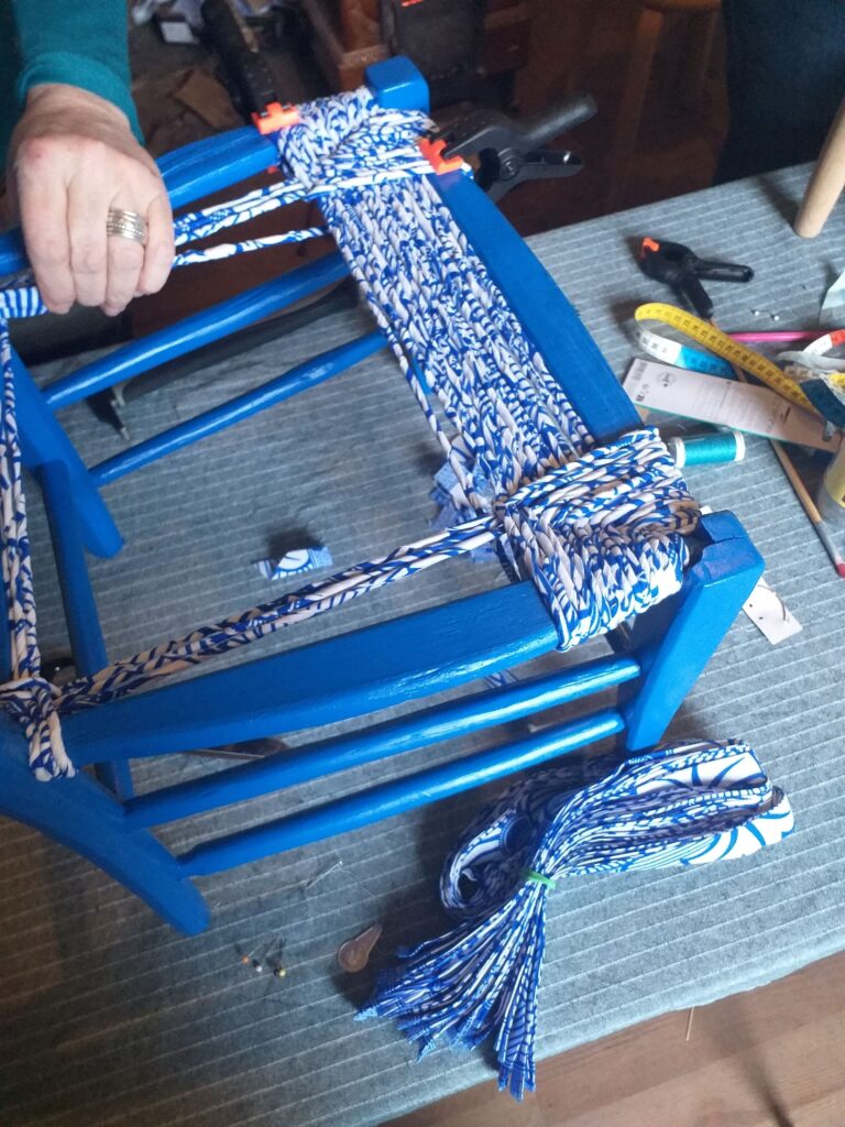 Rempaillage en cours de la chaise bleue
