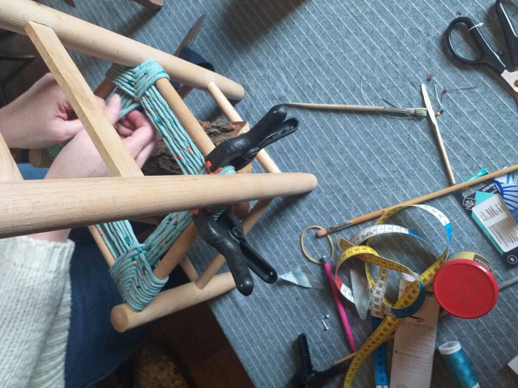 Rempaillage en cours de la chaise enfant